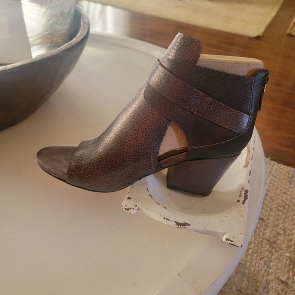 Booties Black and Bronze - Picture 7 of 7